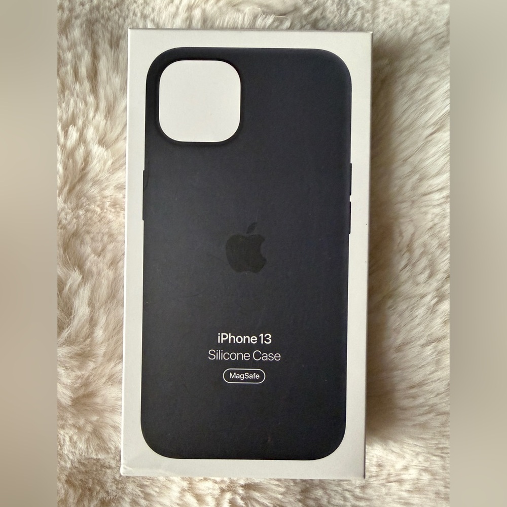 Apple iPhone 13 MagSafe Silicone Case - Midnight